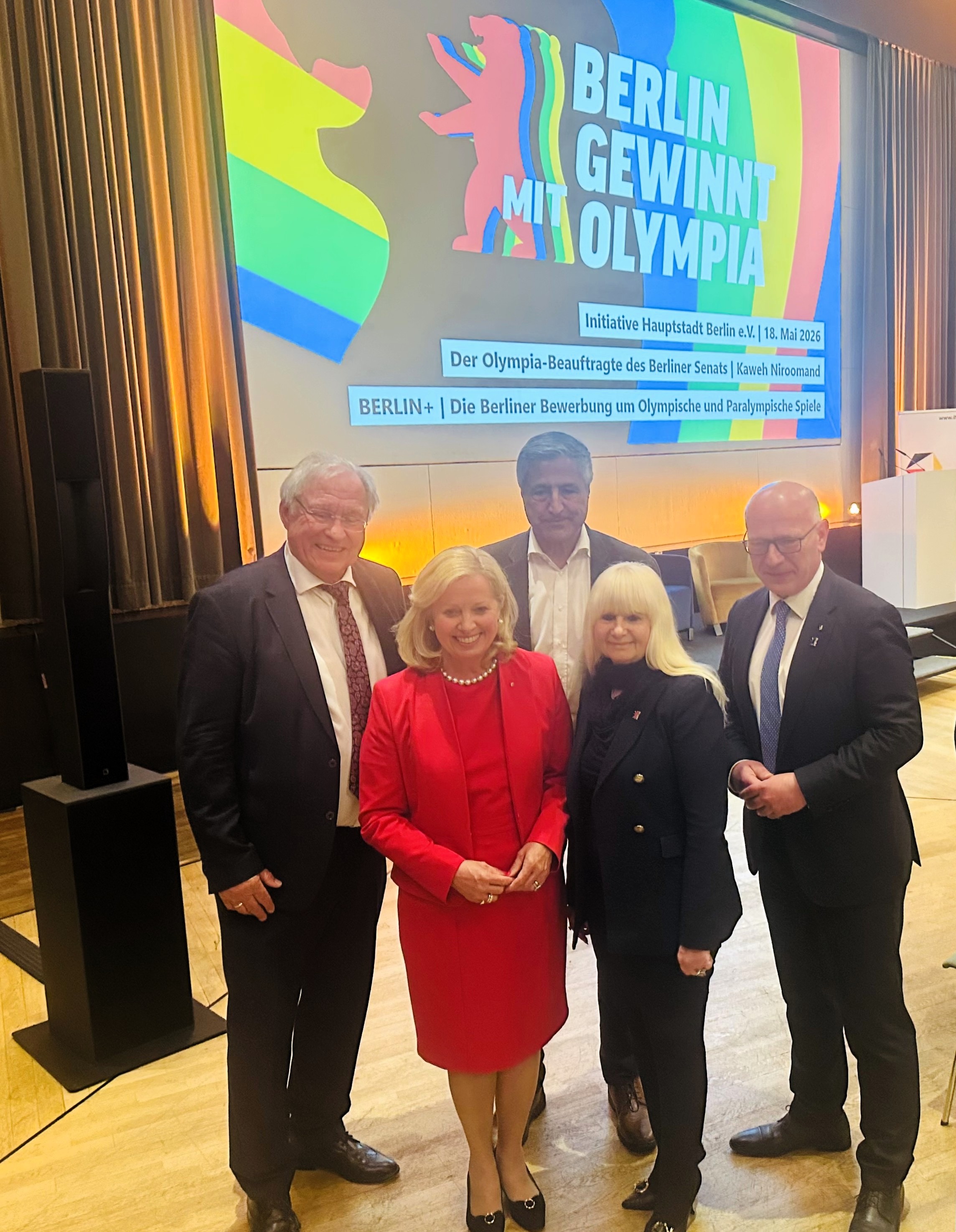 v.l. Prof. Dr. Jens-Uwe Fischer, Beiratsvorsitzender der Initiative Hauptstadt Berlin e. V., Jane Martens, Vorstandsvorsitzende der Initiative Hauptstadt Berlin e. V., Kaweh Niroomand, Olympia-Beauftragter des Berliner Senats, Iris Spranger, Senatorin für Inneres und Sport des Landes Berlin, Kai Wegner, Regierender Bürgermeister von Berlin | BERLINboxx